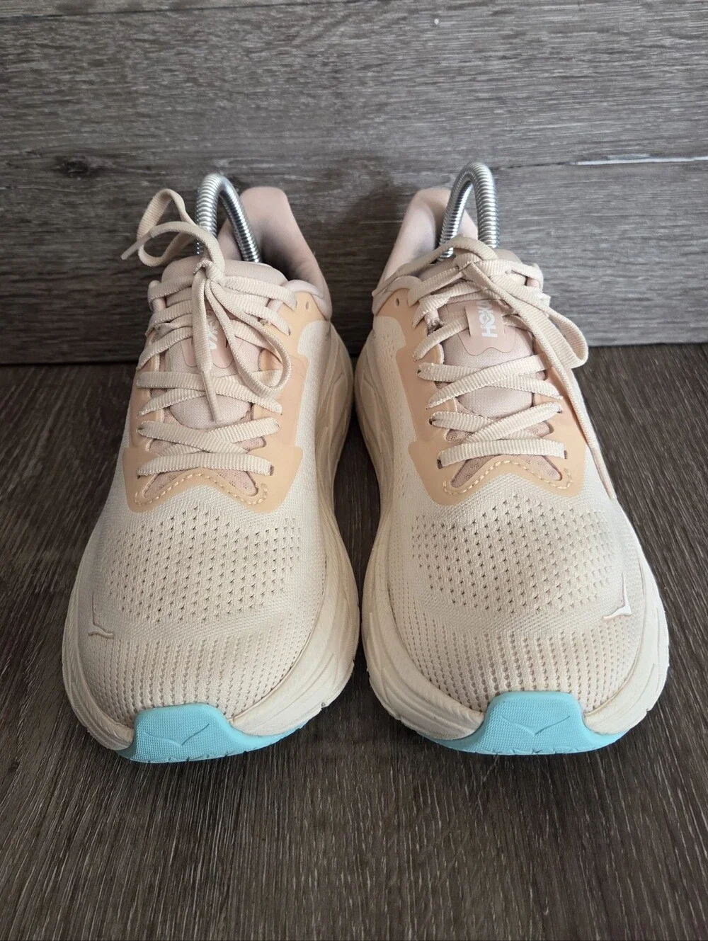 HOKA Arahi 7 Running Shoe Size 7.5 Wide Vanilla/Cream